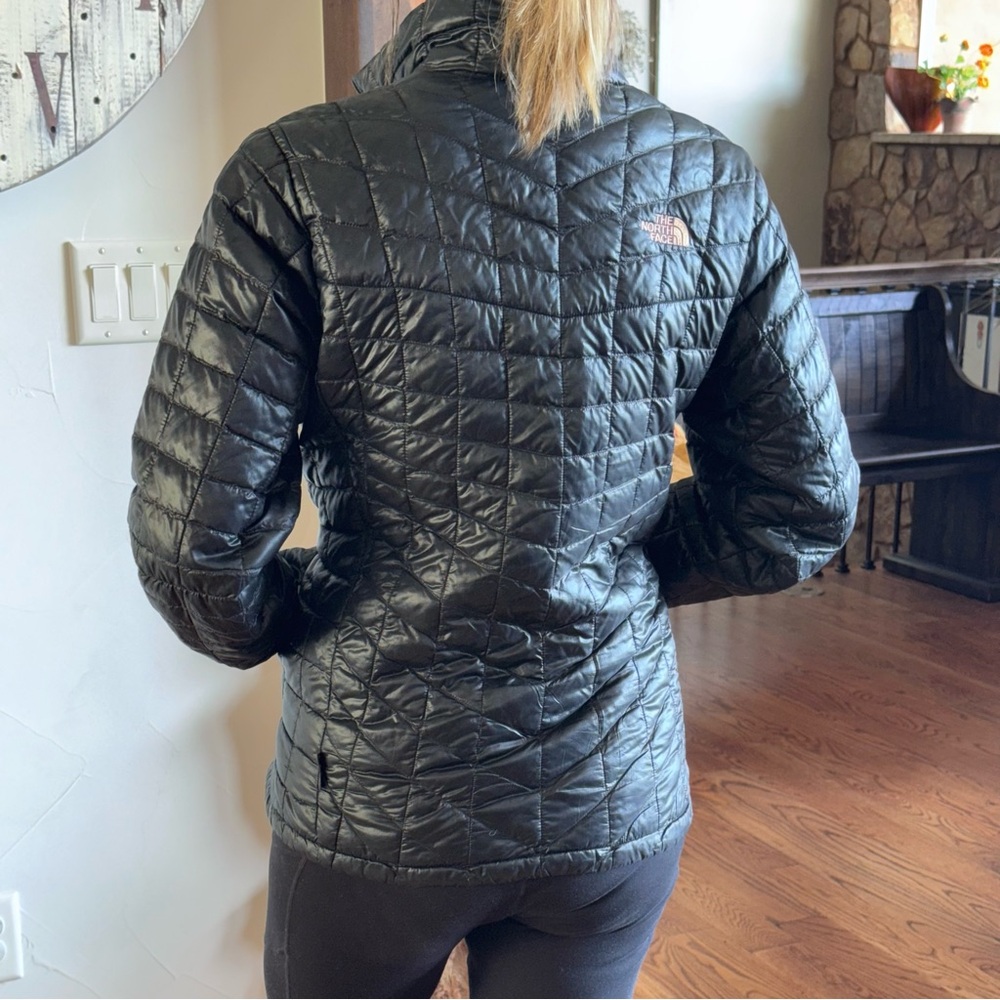 The North Face Women's Shiny Quilted Thermoball Puffer Jacket - Picture 3 of 7